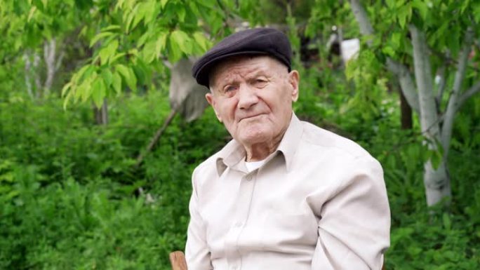 非常古老的高加索人肖像。戴着帽子的祖父。肖像: 老人，老人，孤独，脸上有很多皱纹的老人。一个沉思的老