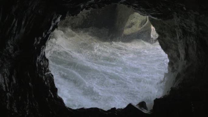 Rosh Hanikra grotto，着眼于汹涌的大海