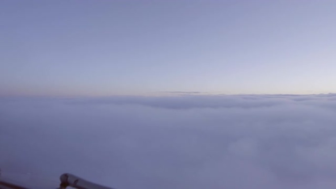 飞机降入云层