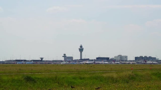 从远处可以看到从史基浦机场出发和到达的飞机，荷兰阿姆斯特丹，2019年6月21日