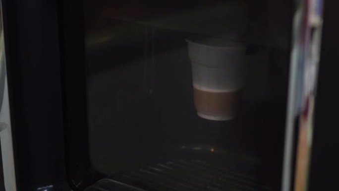 咖啡机自动制作浓缩咖啡和卡布奇诺咖啡。现代技术