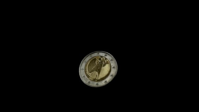 黑色上的欧元硬币旋转慢动作