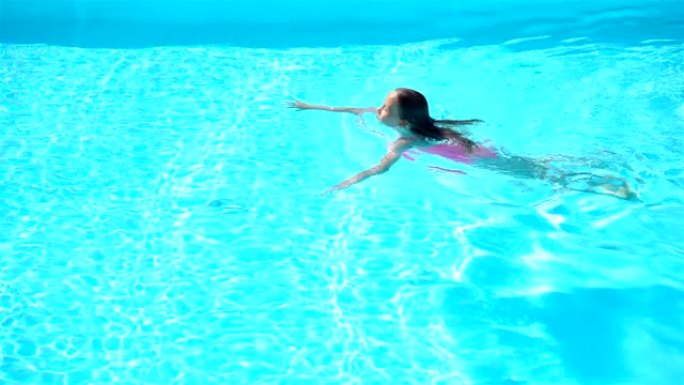 可爱的小女孩在室外游泳池游泳