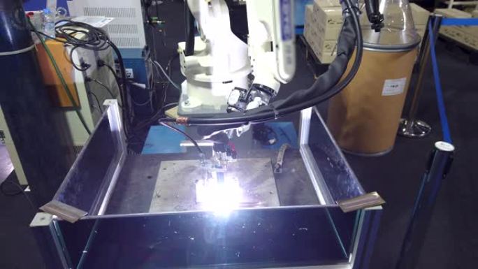 机器人焊接是工厂焊接装配汽车零件
