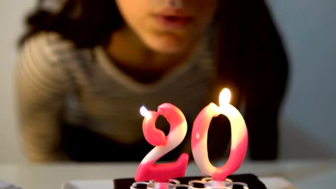 与家人一起参加青少年20岁生日的聚会，女孩许愿并吹灭蜡烛，电影的dop