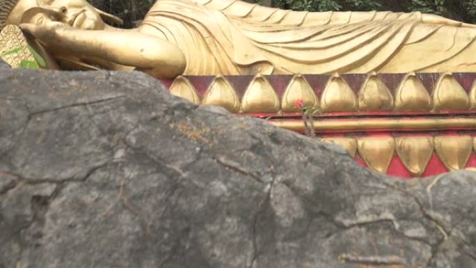 老挝琅勃拉邦Phou Si山上的金色睡佛雕像的慢镜头视频。