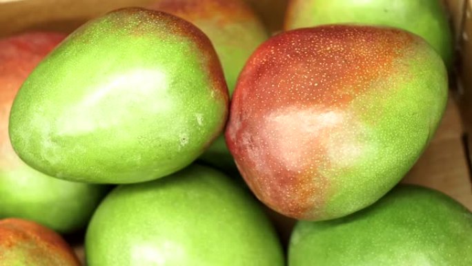 市场柜台上成熟的芒果水果