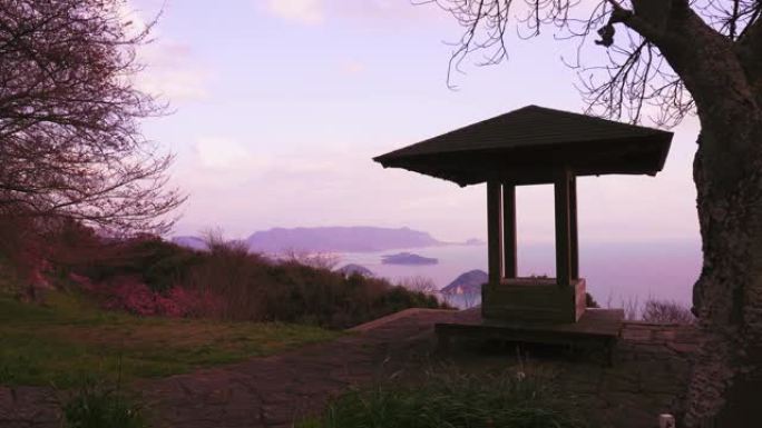 从香川县三洋市的盐德山看日本凉亭上的濑户内海。