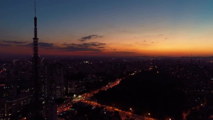 巴西圣保罗阿纳尔多医生大道日落鸟瞰图。伟大的日落场景。奇妙的风景。商业城市。商务旅行。日落收藏。彩色