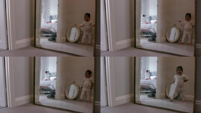 一个患有唐氏综合症的小女孩看着镜子里的自己