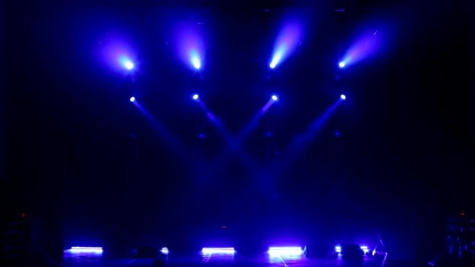 音乐会前，白色和蓝色的美丽光线在空荡荡的舞台上。