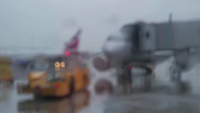 牵引车和飞机，在雨天通过终端窗口查看