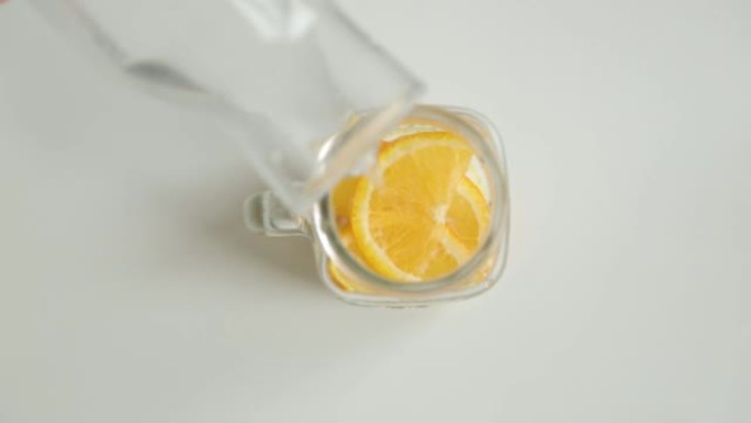 逐步准备柠檬和橙子鸡尾酒。在碳酸水中加入浆果和冰。