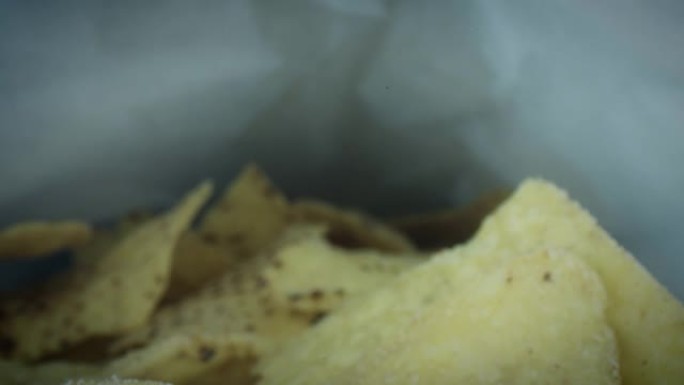 玉米饼薯片包内的4k特写虫眼视图