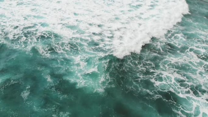 大西洋的俯视图，小浪在海滩附近产生海沫