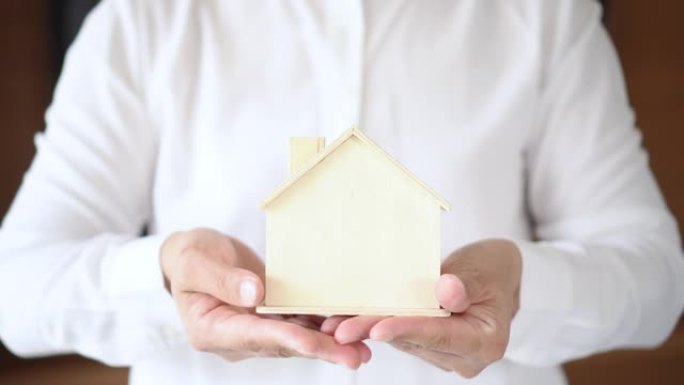 出租、出售、租赁和安全保险概念的房屋财产所有权，土地或房地产房地产经纪人将新房交给买方、承租人或承租