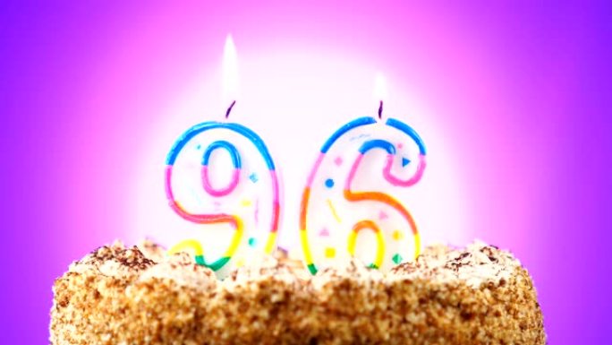 带有燃烧的生日蜡烛的生日蛋糕。96号。背景改变颜色