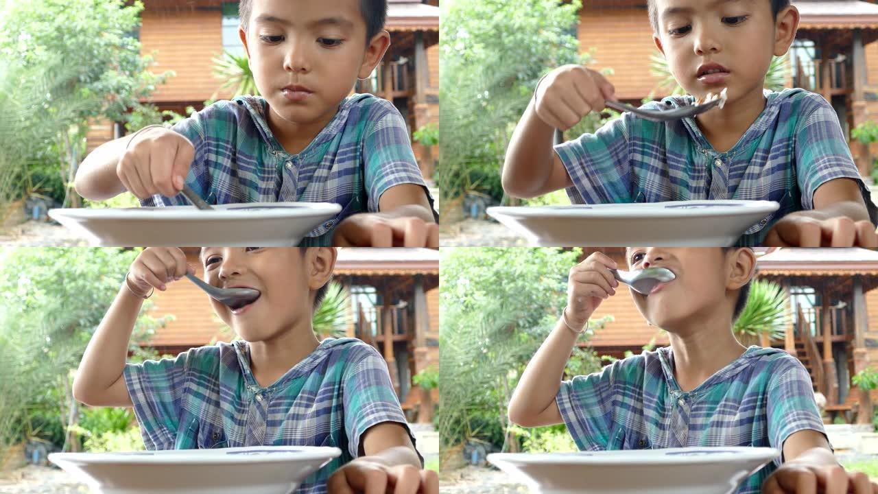 亚洲小男孩吃米饭