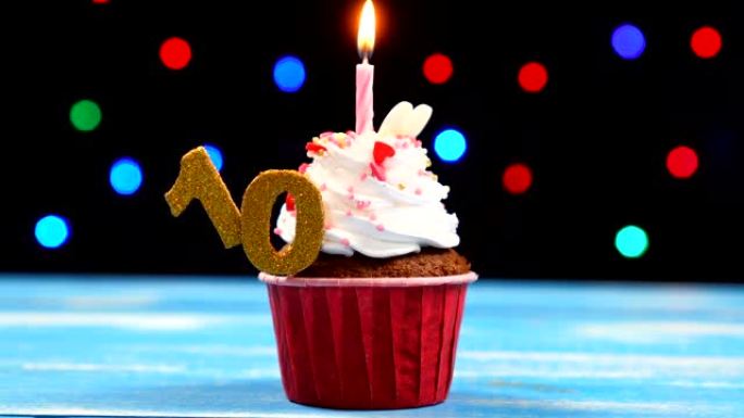 美味的生日蛋糕，蜡烛燃烧，彩色模糊灯光背景上有10号