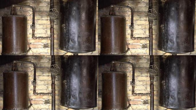 生锈的锅炉房管道。旧金属锅炉产生暖气，并通过管道将其运送到家中。该系统正在输送热水或燃气