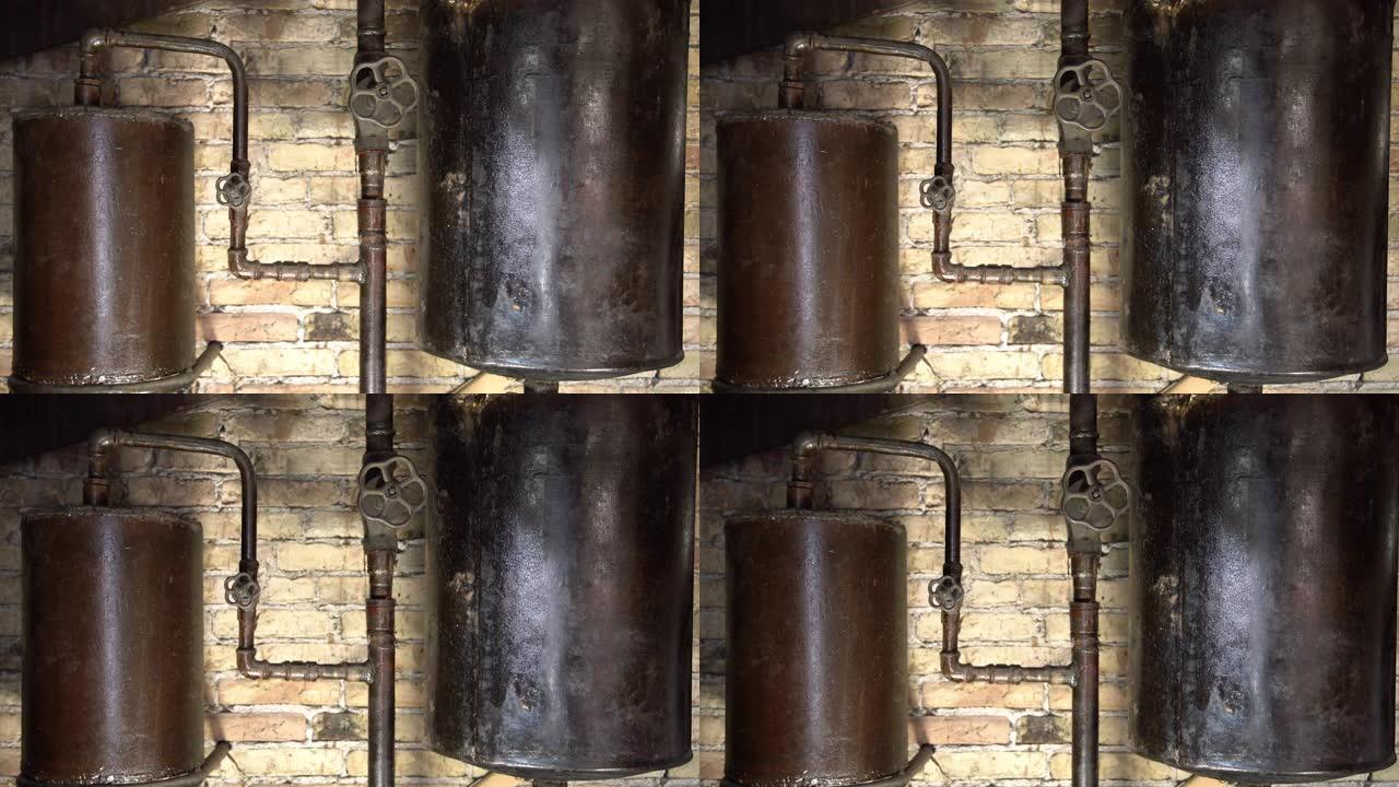 生锈的锅炉房管道。旧金属锅炉产生暖气，并通过管道将其运送到家中。该系统正在输送热水或燃气