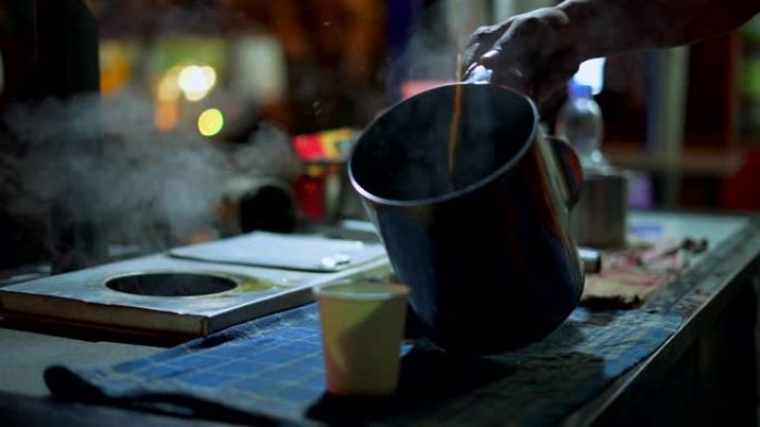 Acehnese barista以传统方法手动倒咖啡，也称为Kupi Sareng Aceh