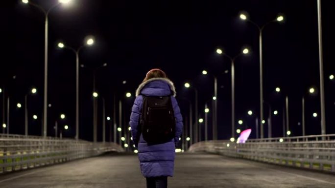 穿着夹克的女孩在俄罗斯索契一个荒凉的夜城