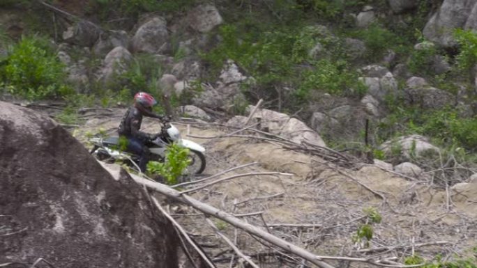 骑摩托车的人在越野山上骑摩托车。摩托骑摩托车的人在山路上驾驶。摩托运动和旅行。摩托车生活方式