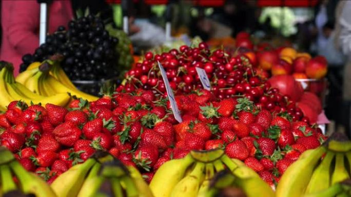在市场上漂亮的新鲜水果，买主把钱给卖主买的一些水果