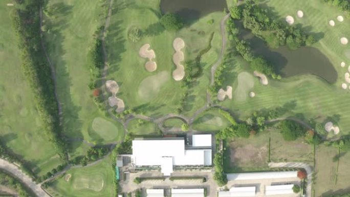 顶视图绿色高尔夫球场/室外绿色草地场地。飞行无人机的鸟瞰图。