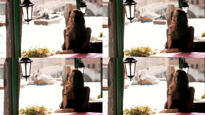 意大利威尼斯香奈儿美丽的风景下，咖啡馆里的旅游女人