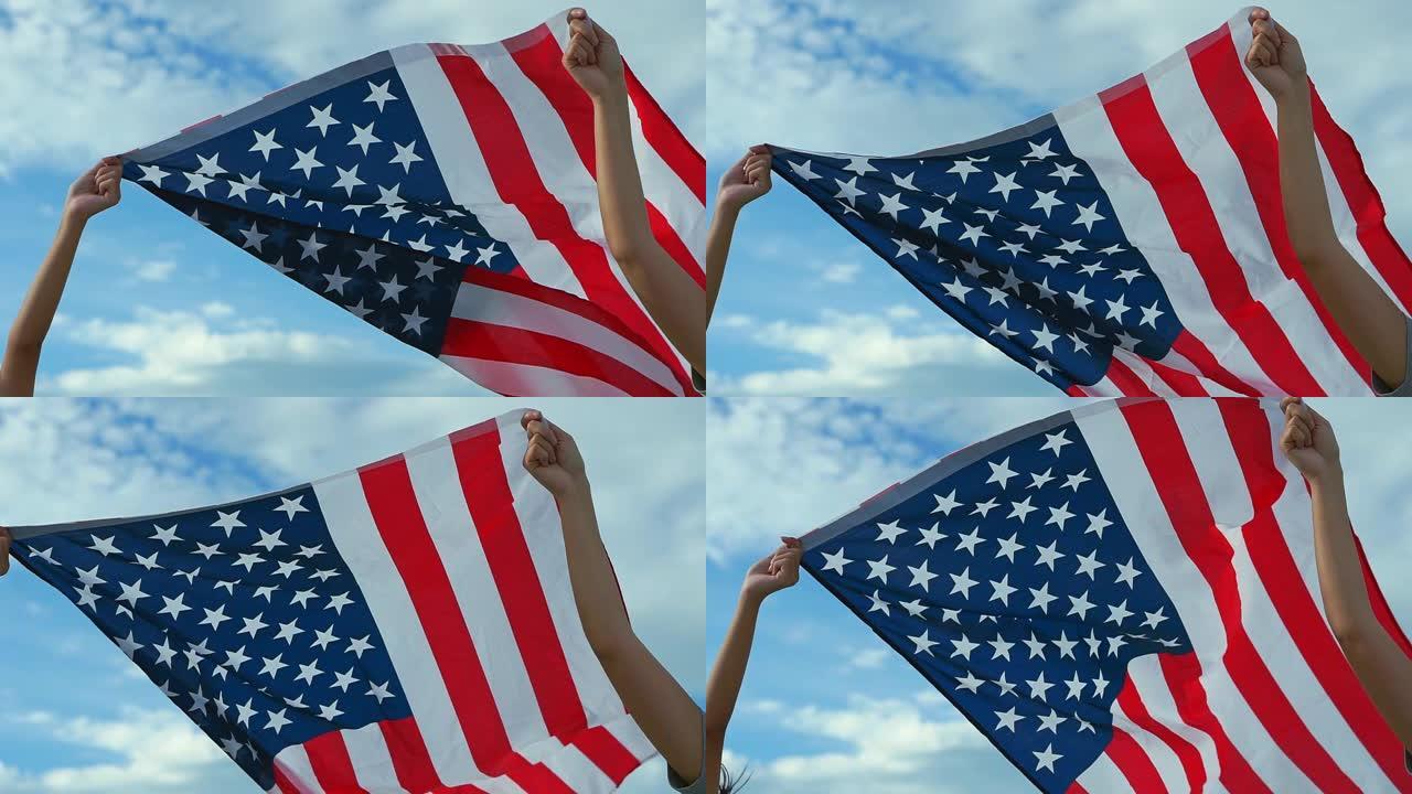 亚洲姐妹快乐和美国国旗美国庆祝7月4日