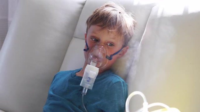 使用哮喘吸入器的小男孩使用吸入器