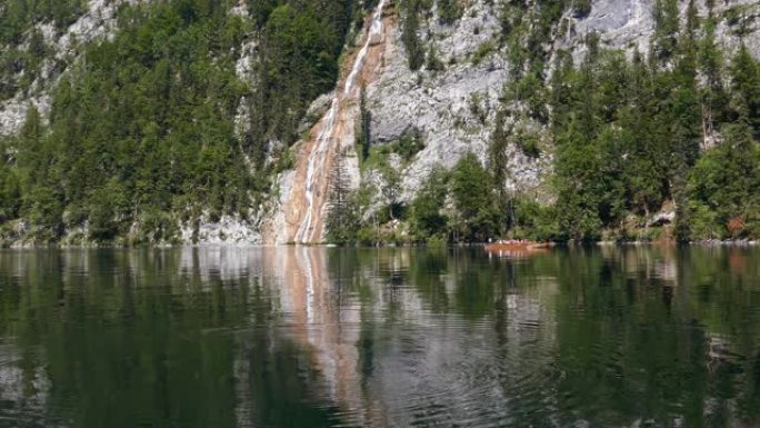 奥地利施蒂利亚州萨尔茨卡默古特的托普利茨湖 (托普利茨湖) 山湖上的小瀑布。