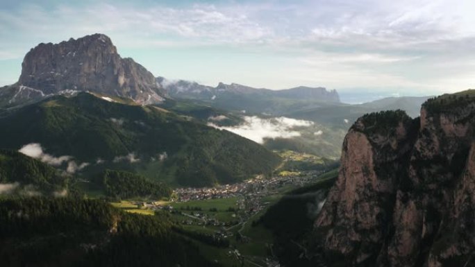日落时白云岩阿尔卑斯山和一个小镇的美丽山景
