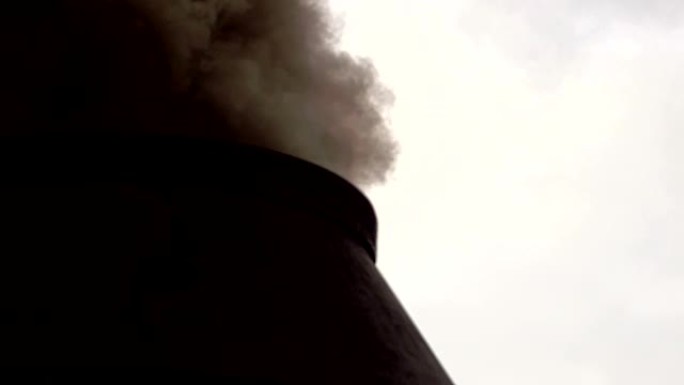 旧蒸汽火车冒着浓烟黑色烟囱碳排放