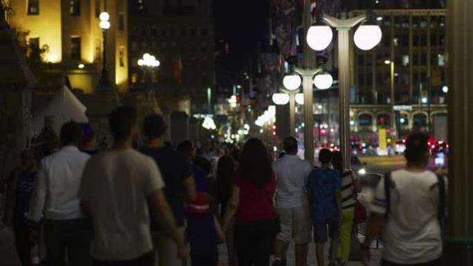 拥挤的人行道，在渥太华，晚上