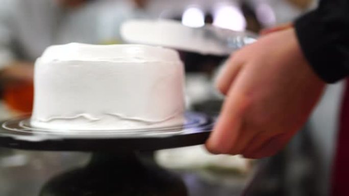 用刀制作奶油蛋糕