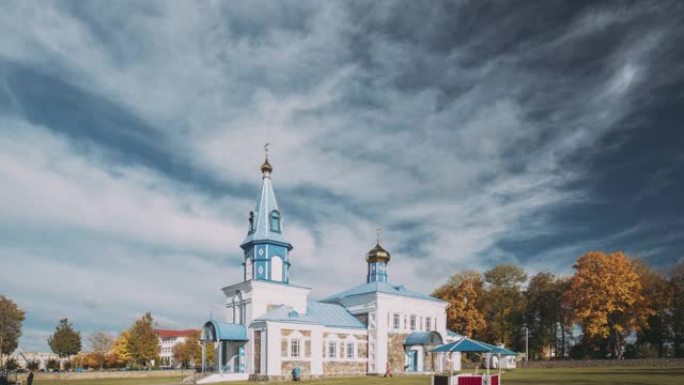 白俄罗斯维捷布斯克州Dokshitsy。圣洁的代祷教堂在阳光明媚的秋天