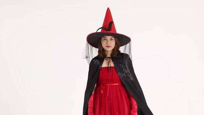 穿着红色女女巫服装的女人。