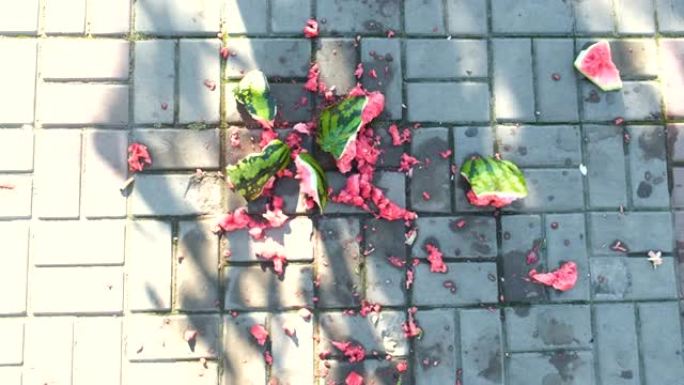 多汁的西瓜碎在铺路板上。