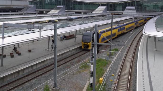 荷兰双层火车到达
