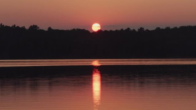美丽的马斯科卡湖畔乡村的日出或日落