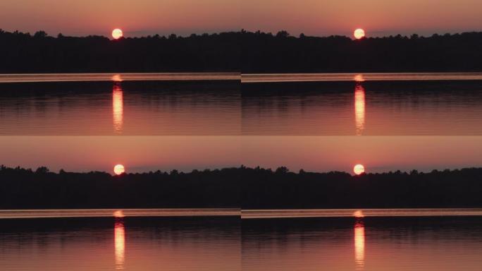 美丽的马斯科卡湖畔乡村的日出或日落