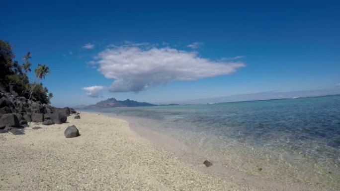白色沙滩和热带岛屿上的蓝色大海。斐济群岛Yasawa群岛的Narara岛海滩的时间流逝