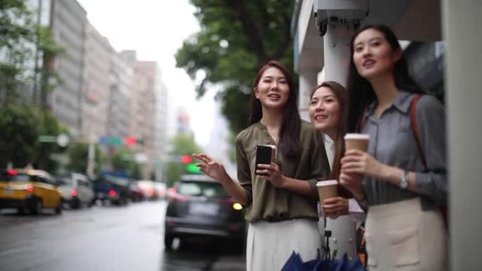 台湾女性朋友在雨中等车