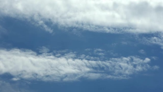 时间流逝的云，滚动的浮云在移动，白色的光云时间流逝。超高清晴云