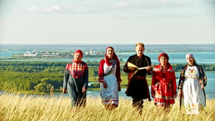 穿着传统俄罗斯服装的人们在球场上行走并唱歌。