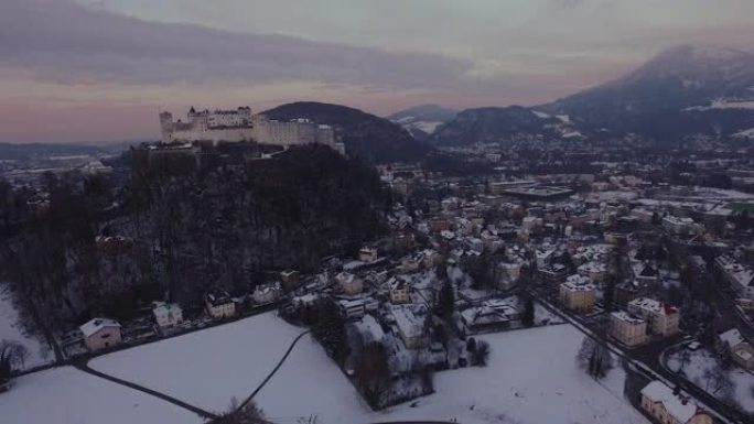 冬季黄昏时萨尔茨堡的鸟瞰图