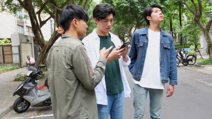 一群年轻的亚洲男子使用电话应用程序获得出租车或乘车共享服务